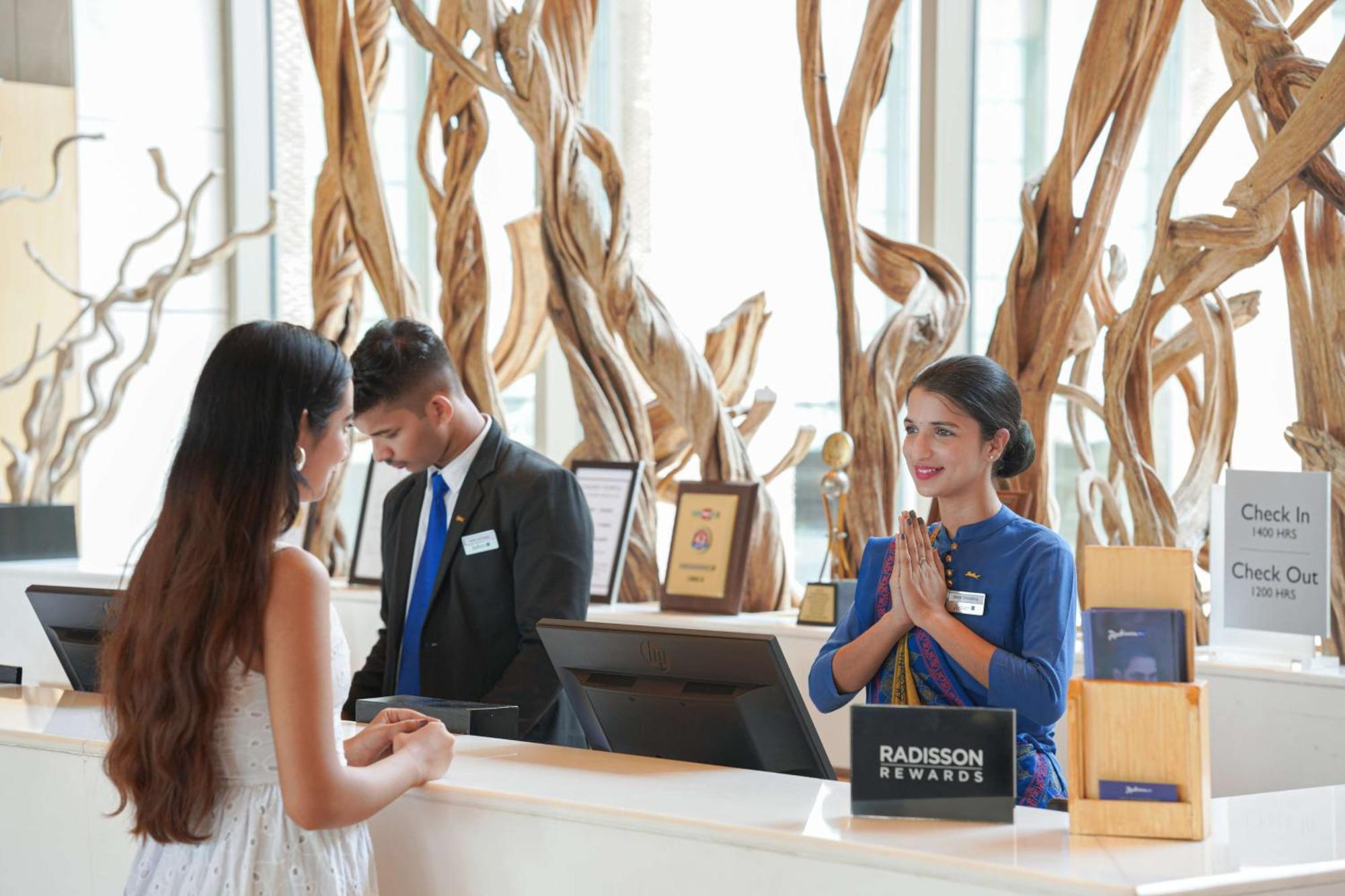 Radisson Blu Hotel Amritsar Exterior foto A hotel receptionist at work