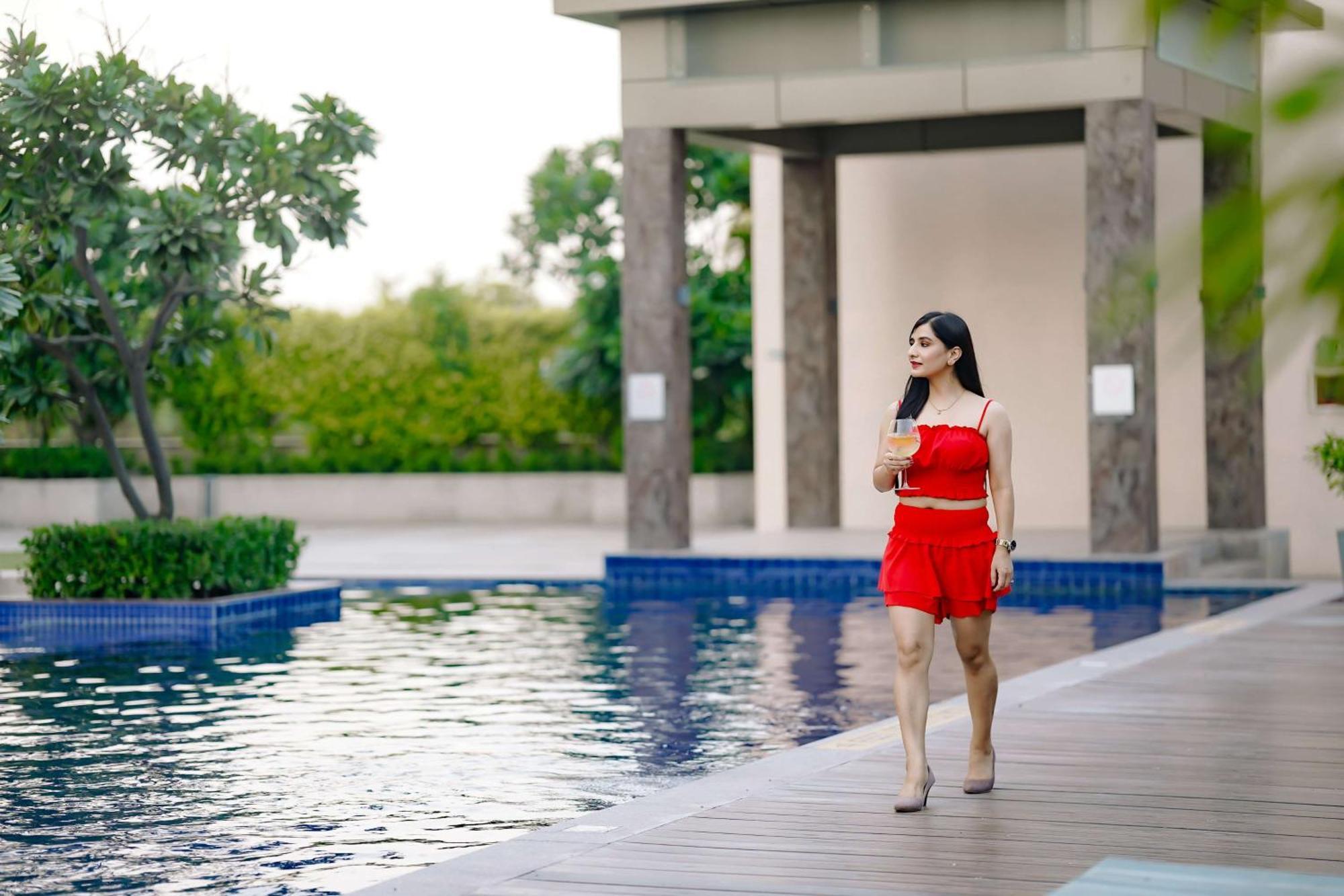 Radisson Blu Hotel Amritsar Exterior foto A woman walking by a pool