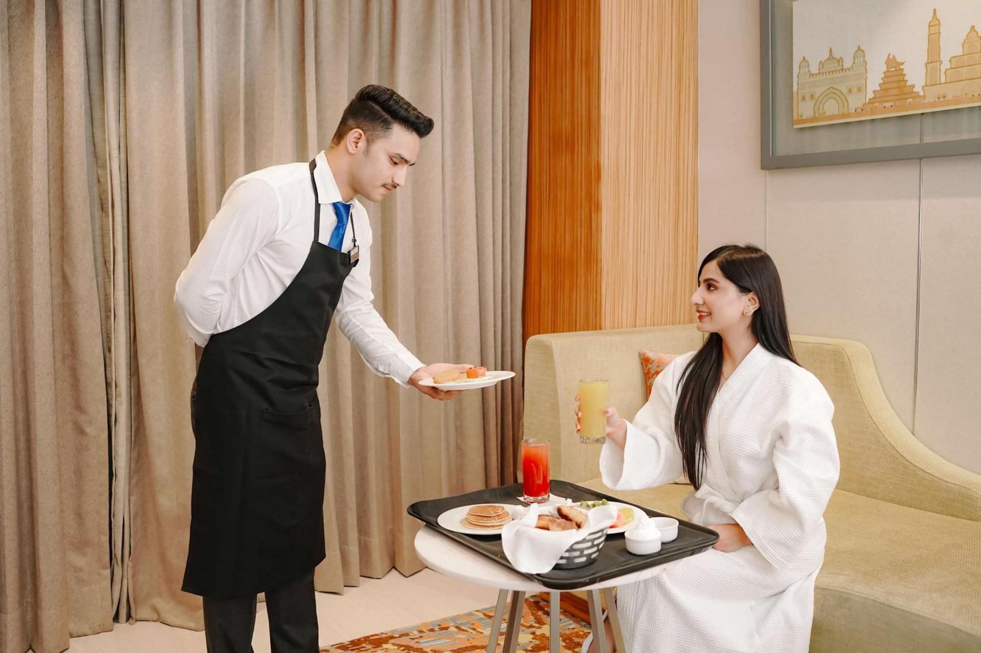 Radisson Blu Hotel Amritsar Exterior foto Room service