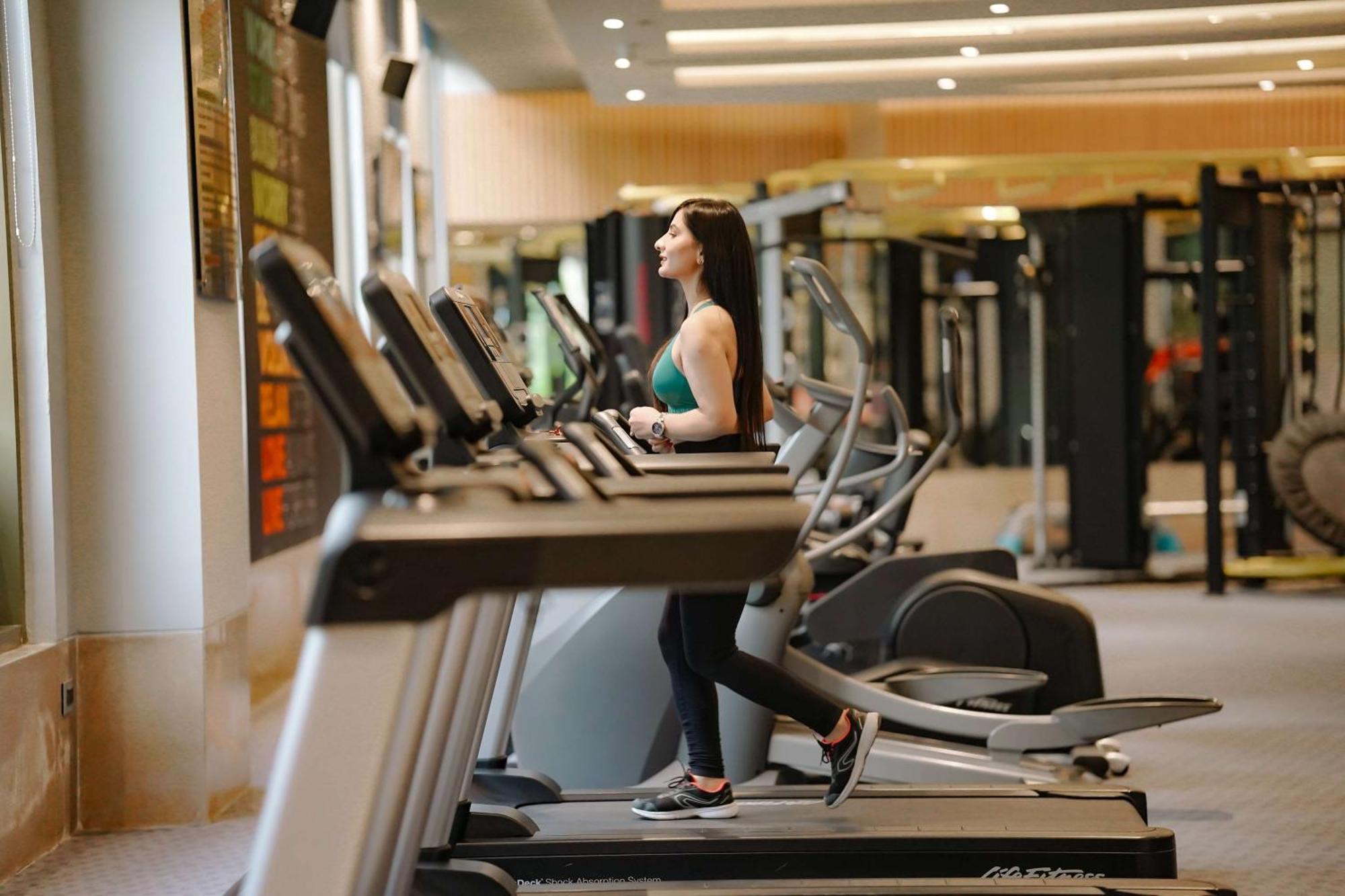 Radisson Blu Hotel Amritsar Exterior foto A woman on a treadmill