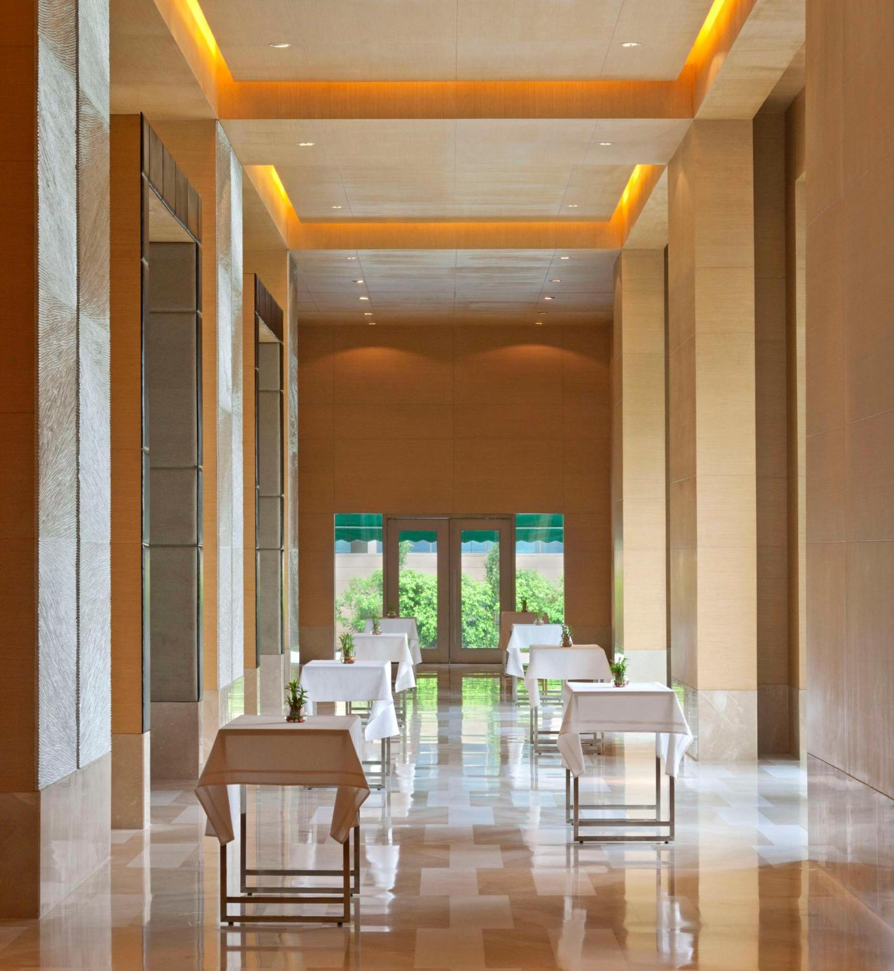 Radisson Blu Hotel Amritsar Interior foto The restaurant at the hotel